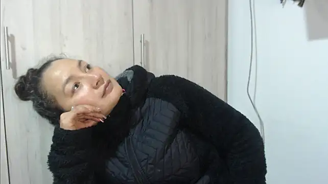 khawit_1 Adlı Modelin Canlı XXX Sohbeti