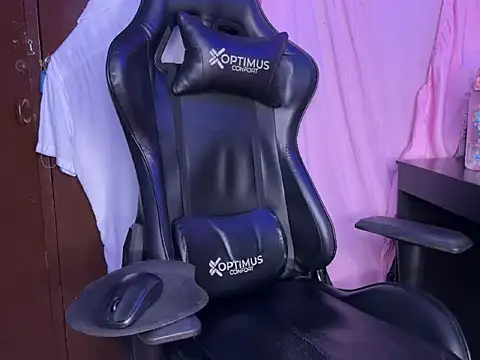 Chatroom XXX en direct de BigTitsGirl04