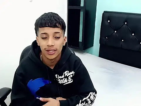 Chat +18 de brayan__hot__ ao vivo