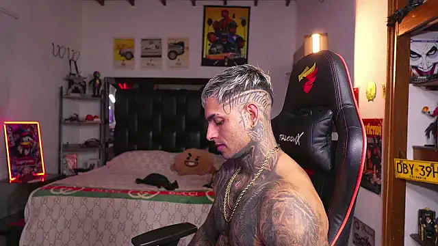 logan_hugh8's Live XXX Chat