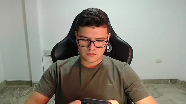 Plug_Control élő XXX-chatje