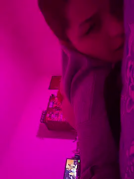 Hellochula777 – Naživo XXX chat
