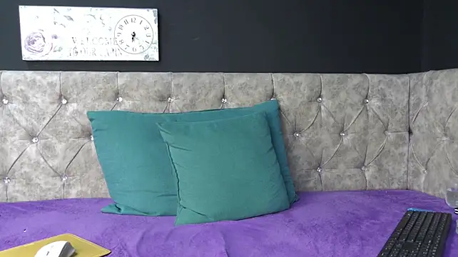 HugJulian Live XXX Chat