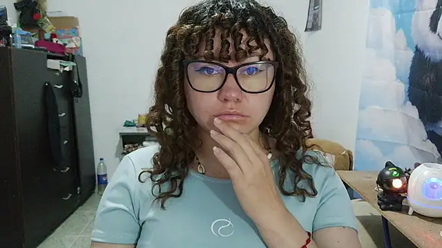 curly_greeneyed's Live XXX Chat