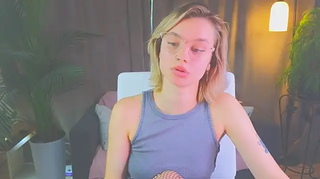 NoraMoreau's Live XXX Chat