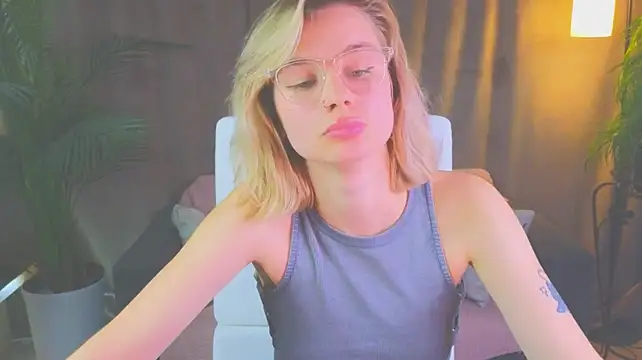 Chat +18 de NoraMoreau ao vivo