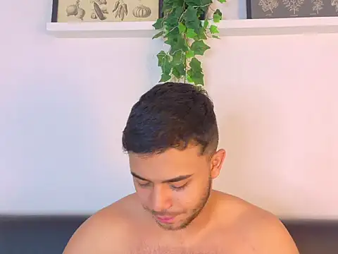 Chatroom XXX en direct de TylerWest_