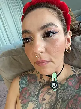 Chat +18 de Evangelyne_1 ao vivo