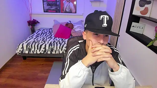 Онлайн чат XXX Benji23_