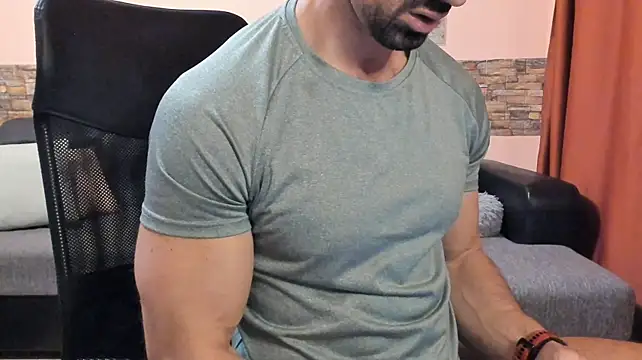 HotHunkTrainer XXX чат на живо
