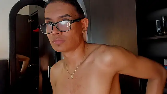 LoganBrookss_ Adlı Modelin Canlı XXX Sohbeti