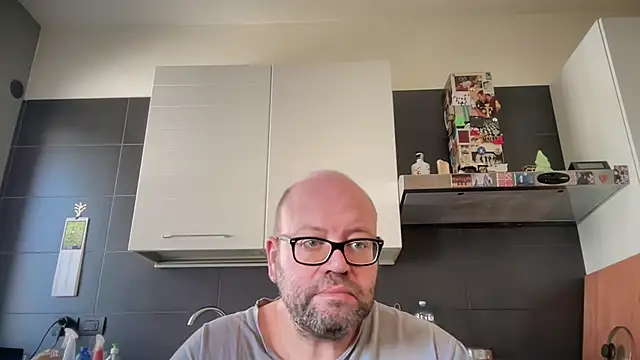 צ'אט XXX בשידור חי של theitalianbear