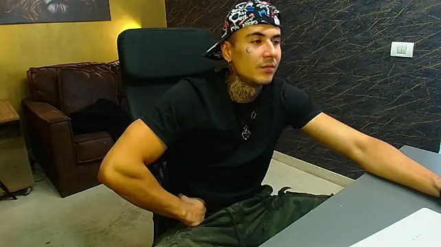 RomeoBodhi Chat XXX live