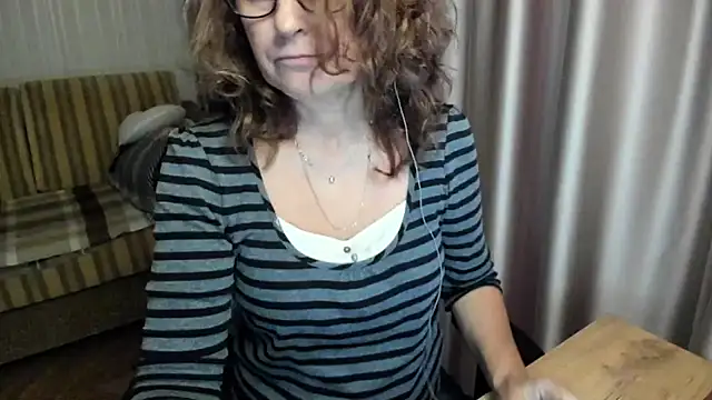 lauraoven Chat XXX live