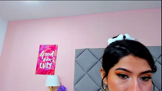 Chat +18 de NahomyAdams ao vivo