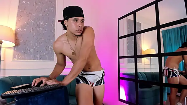 Chat +18 de Adrian_voltt ao vivo