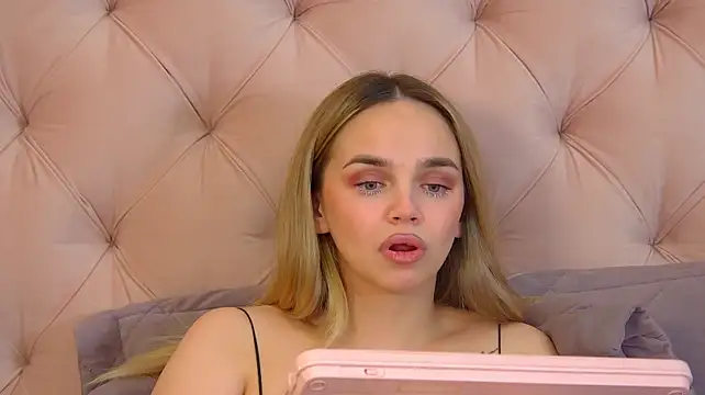 AnitaVenture Adlı Modelin Canlı XXX Sohbeti