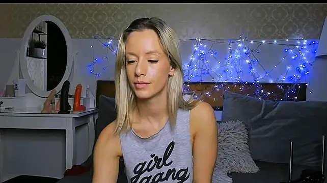 MiaBeeXX live XXX chat
