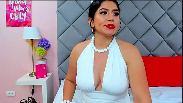 NahomyAdams Chat XXX in diretta