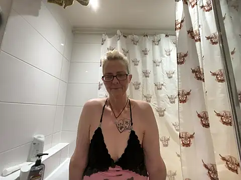 Curvy-Jinx Live XXX Chat