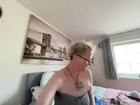 Curvy-Jinx's Live XXX Chat