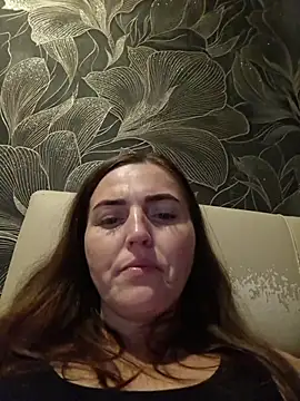 Chat +18 de MilaMature ao vivo