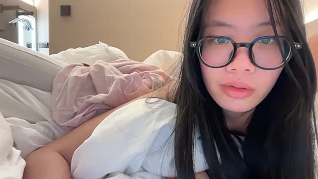 Chat +18 de nooneknowspoppy ao vivo
