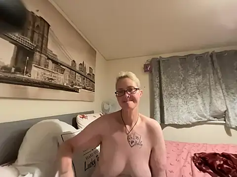Curvy-Jinx Live XXX-Chat