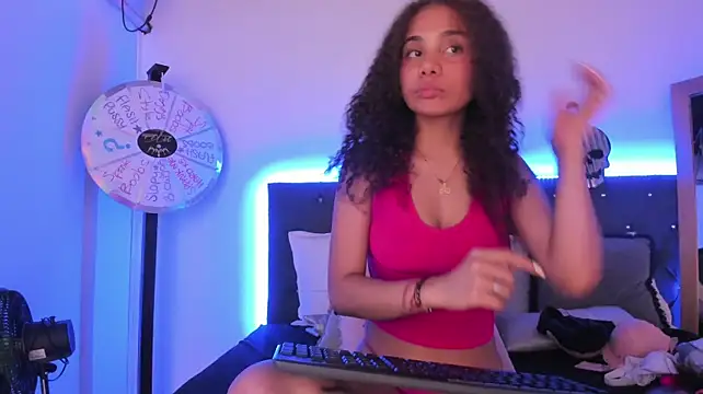 ElviraHancock_ Adlı Modelin Canlı XXX Sohbeti