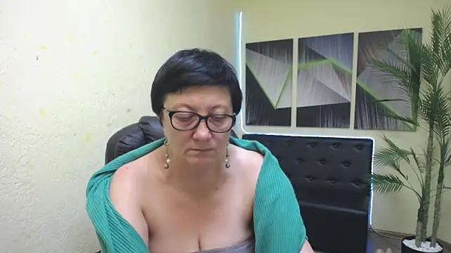 EmilyL0ve Chat XXX live