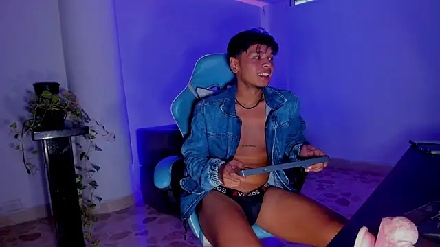 Živý XXX chat Alejo_montenegro