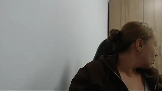 RoxanaLove9のライブXXXチャット
