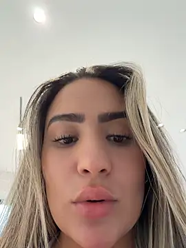 Chatroom XXX en direct de Miilana_