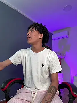 NoahBull19's Live XXX Chat
