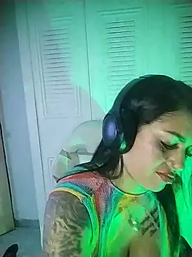 chelaqueen_ Adlı Modelin Canlı XXX Sohbeti