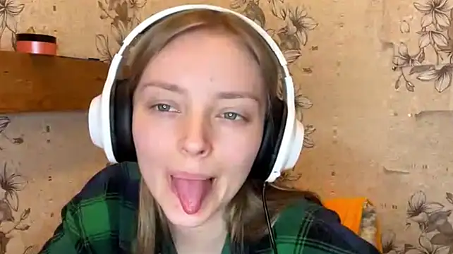 צ'אט XXX בשידור חי של EmyMiu
