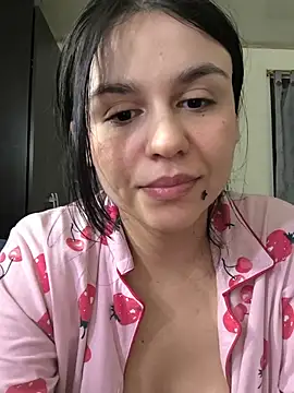 Daniela-rosee live XXX chat