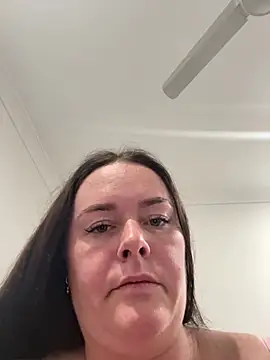 carinabro10 Adlı Modelin Canlı XXX Sohbeti
