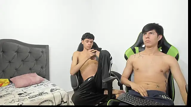 Estiv18_'s Live XXX Chat