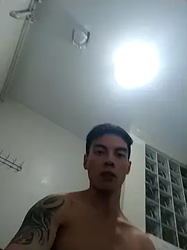 Allen8707 即時 XXX 聊天