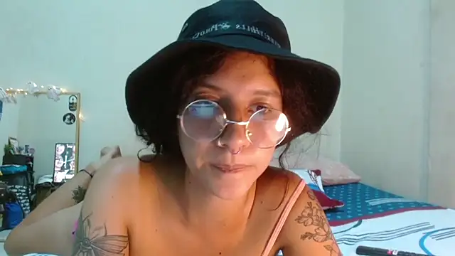 Chatroom XXX en direct de AlinaWoolf_