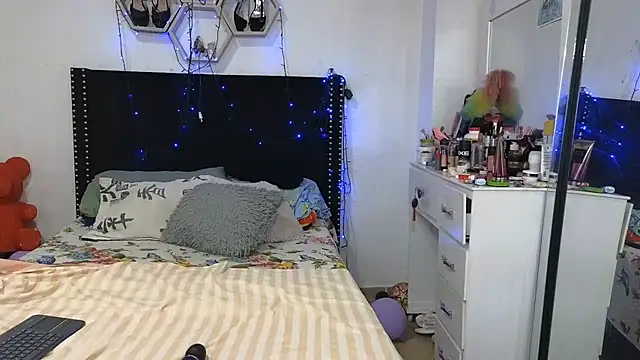 Chat +18 de charlotte_077 ao vivo