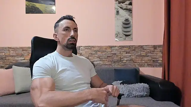دردشة HotHunkTrainer الجنسية المباشرة