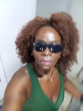 Chat +18 de QueenLorena25 ao vivo