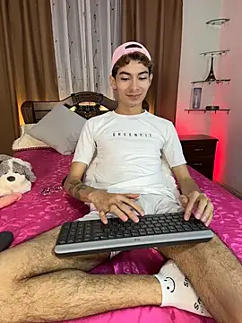 GeorgieDen Chat XXX live
