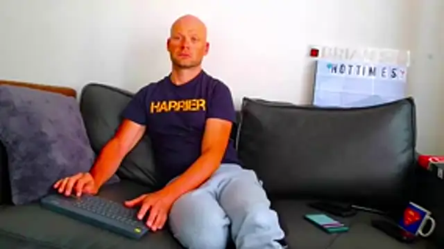 BRIANSILK77's Live XXX Chat