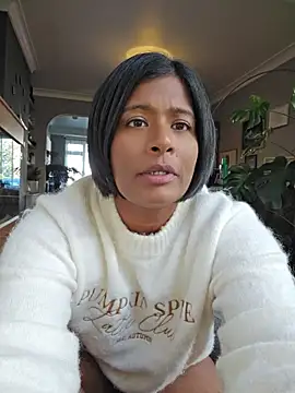 Melarose82 Adlı Modelin Canlı XXX Sohbeti