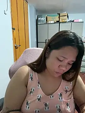 -CLARAMommy- Adlı Modelin Canlı XXX Sohbeti