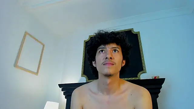 Pokazy przed kamerką – santi_twink