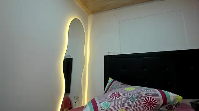 BustyGlow Adlı Modelin Canlı XXX Sohbeti